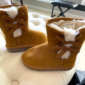 Koolabura by Ugg girls size 9